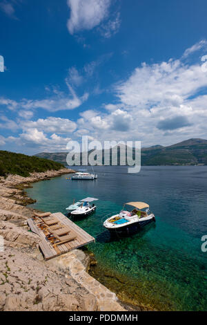 Piccole imbarcazioni ormeggiate nel Mare Adriatico, Elafiti Isola, Croazia, Europa Foto Stock