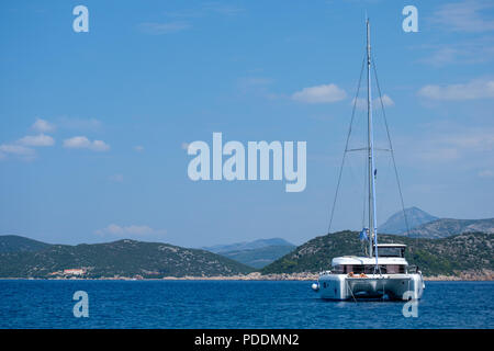 Barche a vela catamarano in mare Foto Stock