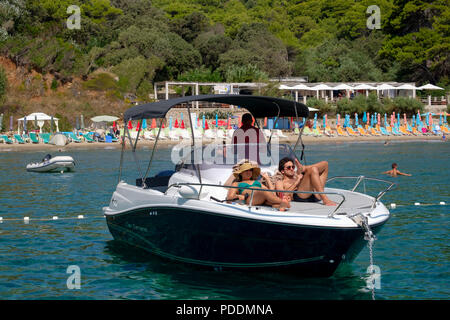 La gente a prendere il sole su una barca di fronte al Sunj spiaggia sabbiosa, isola di Lopud, isole Elafiti, Croazia Foto Stock