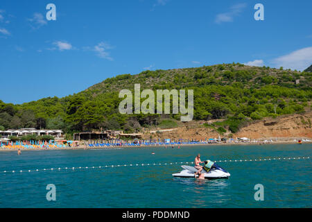 Persone su jetski davanti al Sunj spiaggia sabbiosa, isola di Lopud, isole Elafiti, Croazia Foto Stock