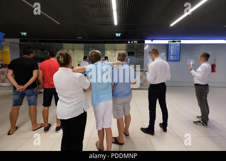 Persone in attesa per i passeggeri al terminal degli arrivi di Čilipi l'aeroporto internazionale di Dubrovnik, Croazia, Europa Foto Stock