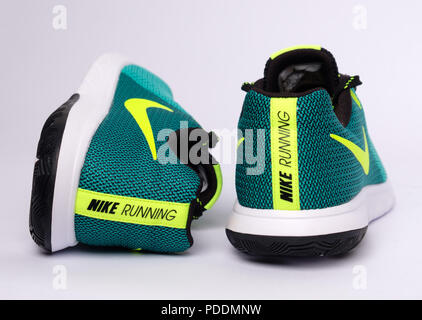 Coppia di verde Nike Flex esperienza RN 5 scarpe running ritagliare isolati su sfondo bianco Foto Stock