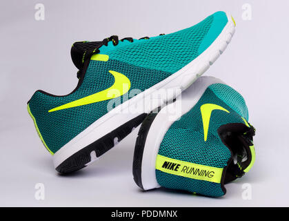 Coppia di verde Nike Flex esperienza RN 5 scarpe running ritagliare isolati su sfondo bianco Foto Stock