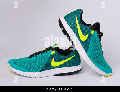 Coppia di verde Nike Flex esperienza RN 5 scarpe running ritagliare isolati su sfondo bianco Foto Stock