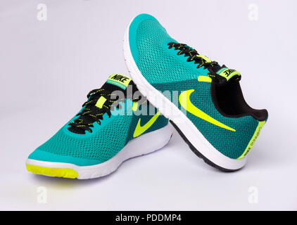 Coppia di verde Nike Flex esperienza RN 5 scarpe running ritagliare isolati su sfondo bianco Foto Stock