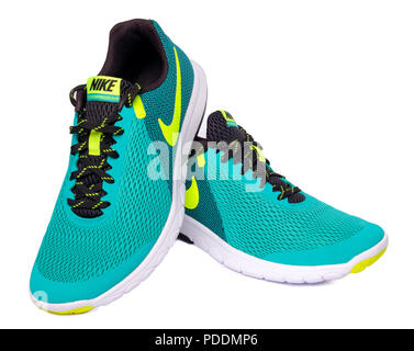 Coppia di verde Nike Flex esperienza RN 5 scarpe running ritagliare isolati su sfondo bianco Foto Stock