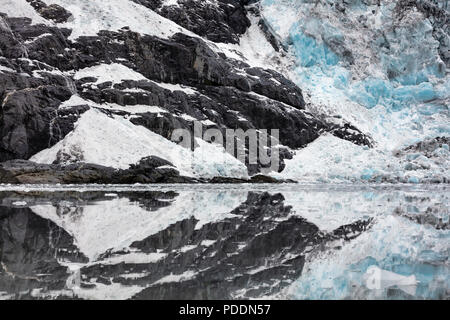 La riflessione del ghiacciaio in cascata in Harriman Fjord centromeridionale in Alaska. Foto Stock