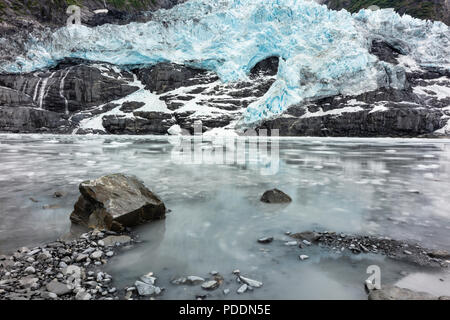 Lunga esposizione della marea crescente alla base del ghiacciaio in cascata in Harriman Fjord centromeridionale in Alaska. Foto Stock