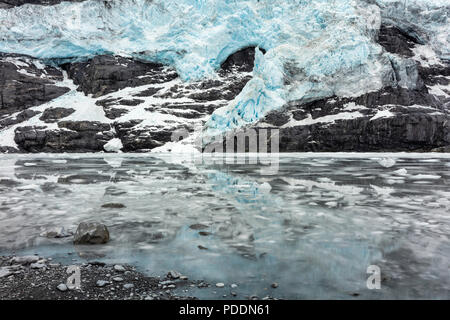 Lunga esposizione della marea crescente alla base del ghiacciaio in cascata in Harriman Fjord centromeridionale in Alaska. Foto Stock