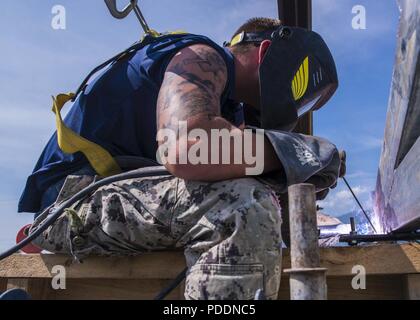 TRANG, Vietnam (18 maggio 2018) - Acciaio Lavoratore di terza classe Seth Brannock, assegnato a Navy Mobile Battaglione di costruzione (NMCB) 5, saldature una struttura di tetto durante una capacità di ingegneria a Ninh Binh scuola primaria a sostegno del Partenariato Pacifico 2018 (PP18). PP18's missione è lavorare collettivamente con host e nazioni partner per migliorare l'interoperabilità a livello regionale di emergenza e capacità di risposta, aumentando la stabilità e la sicurezza nella regione e favorire la nascita di nuove e durature amicizie in tutta la regione Indo-Pacifico. Pacific Partnership, ora nel suo tredicesimo iterazione, è il più grande multinatio annuale Foto Stock