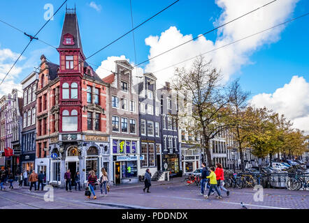 I turisti e i locali sull'incrocio occupato di Keizerstraat e Leidsestraat nel centro storico della città vecchia di Amsterdam, Paesi Bassi Foto Stock