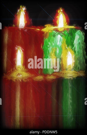 Questi rosso illuminato, verde, argento e oro Natale candele vengono illuminati soltanto dalla loro propria luce in una stanza buia. Nelle profonde tenebre sembrano Foto Stock
