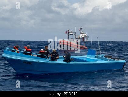 L'equipaggio del guardacoste attivo, un 210-piede di medie endurance Reliance-classe homeported cutter in Port Angeles, Washington, interdice più di 1 tonnellate di cocaina da quattro sospetti trafficanti di droga durante un contatore-narcotici pattugliamento nell'Oceano Pacifico orientale, Venerdì 18 Maggio, 2018. Taglierine come Active regolarmente operazioni di condotta dal Sud America al mare di Bering per eseguire operazioni di difesa, alieno di interdizione del migrante, nazionali di protezione della pesca, di ricerca e di salvataggio, di lottare contro il narcotraffico e altri Coast Guard missioni a grandi distanze dalla riva mantenendo le minacce lontano dall'U.S. Foto Stock