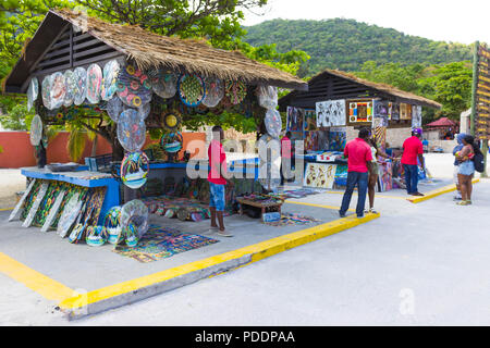 LABADEE HAITI - Maggio 01, 2018: artigianali souvenir haitiani giornata di sole sulla spiaggia di Isola Labadee ad Haiti Foto Stock