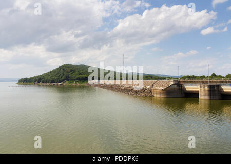 Thailandia Ubon diga Ratana molto bella vista del fiume tra la montagna Foto Stock