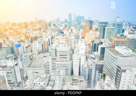 Asia Business concetto - panoramico paesaggio urbano moderno edificio bird eye vista aerea sotto sunrise e mattina blu cielo luminoso da Nagoya TV Tower in Nag Foto Stock