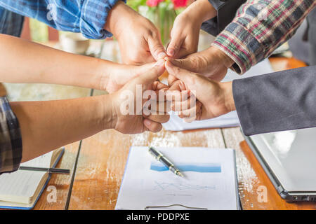 Le mani del successo aziendale di avvio al lavoro di squadra. Idea creativa del lavoro di squadra concetto. Il gruppo di società multietnica team diversificato Foto Stock