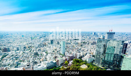 Business e cultura - concetto moderno panoramiche dello skyline della città bird eye vista aerea sotto il sole drammatico e mattina blu cielo nuvoloso in Tokyo, Giappone Foto Stock