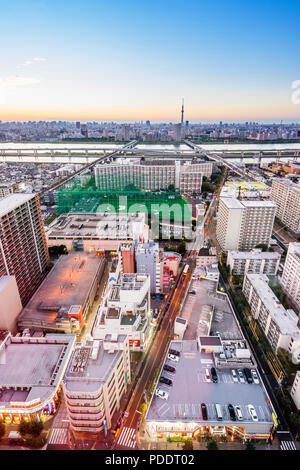 Business e cultura - concetto moderno panoramiche dello skyline della città bird eye vista aerea con tokyo skytree sotto drammatico tramonto illuminano e bella nuvoloso s Foto Stock