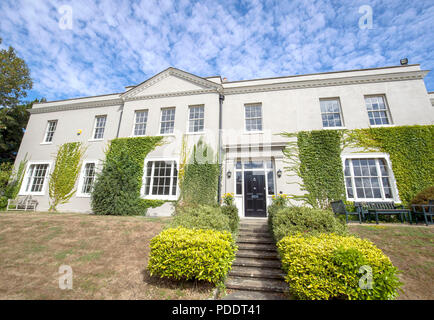 Dancers Hill House vicino a Barnet, Londra del nord, che vale £6 milioni sta vendendo all'asta fuori in una lotteria. La casa con sei camere da letto, che comprende un lago, una sala cinema, una cantina e una cucina all'avanguardia, può essere vinta acquistando un biglietto a £13.50 per la lotteria. Foto Stock