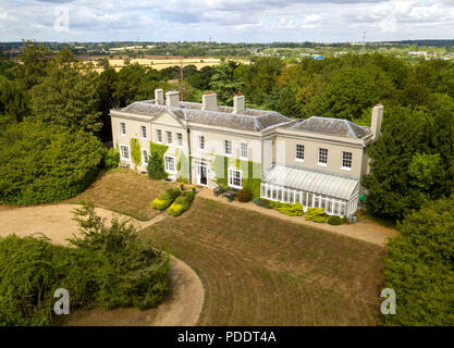 Una veduta aerea di ballerini Hill House vicino a Barnet, a nord di Londra che vale la pena di &pound;6milioni sono stati svenduti a una lotteria. Le sei camere da letto casa che include un lago, una sala cinema, una cantina di vini e di una modernissima cucina può essere vinta da acquistare a un &pound;13,50 biglietto di lotteria. Foto Stock