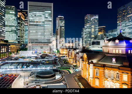 Il concetto di business immobiliare e aziendale - costruzione moderna panoramiche dello skyline della città di uccelli antenna occhio vista notturna con stazione di Tokyo sotto dramat Foto Stock