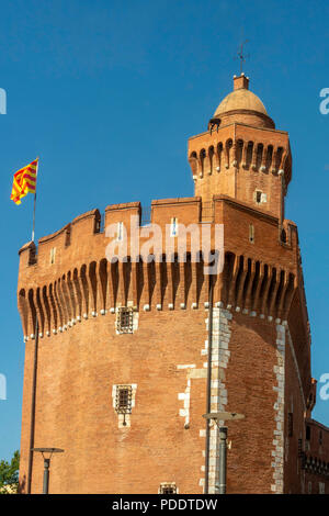 La porta della città di 'Le Castillet', Perpignan, Pyrénées-Orientales, Occitanie, Francia Foto Stock