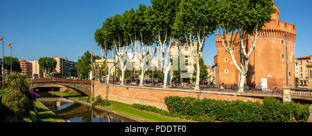 La porta della città di 'Le Castillet', ingresso della città vecchia di Perpignan, Pyrénées-Orientales, Occitanie, Francia Foto Stock