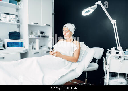 Paziente in maschera facciale, sbarazzarsi di rughe Foto Stock