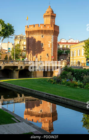 La porta della città di 'Le Castillet', ingresso della città vecchia di Perpignan, Pyrénées-Orientales, Occitanie, Francia Foto Stock