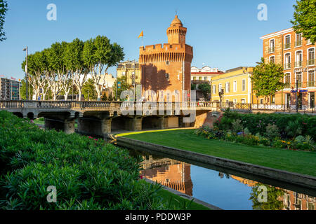 La porta della città di 'Le Castillet', ingresso della città vecchia di Perpignan, Pyrénées-Orientales, Occitanie, Francia Foto Stock