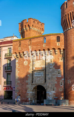 La porta della città di 'Le Castillet', ingresso della città vecchia di Perpignan, Pyrénées-Orientales, Occitanie, Francia Foto Stock