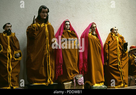 Vestito da statue di santi nella Chiesa Cattolica di Santiago Atitlan, Guatemala Foto Stock