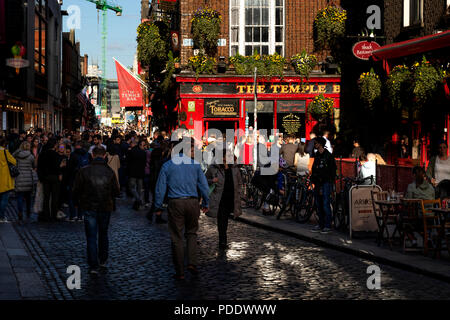 La folla di turisti nella zona di Temple Bar di Dublino Foto Stock