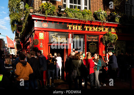 La folla di turisti nella zona di Temple Bar di Dublino Foto Stock