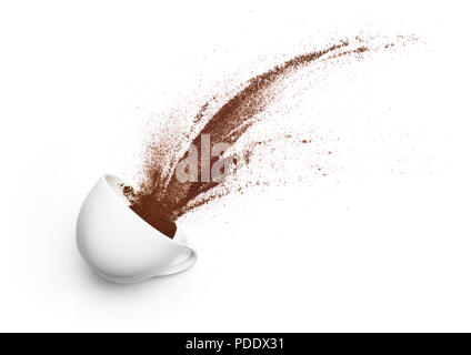 La polvere di caffè versato fuori dalla tazza su sfondo bianco Foto Stock