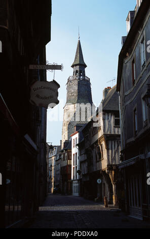 Rue de L'horloge torre dell orologio a Dinan, Brittany Foto Stock