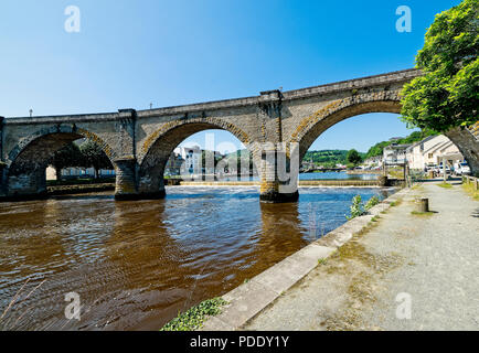 La città mercato di Chaleaulin in occidente la Bretagna è situato a Nantes Brest canal costruito da Napolion durante il British blocade di Brest. L'acqua Foto Stock