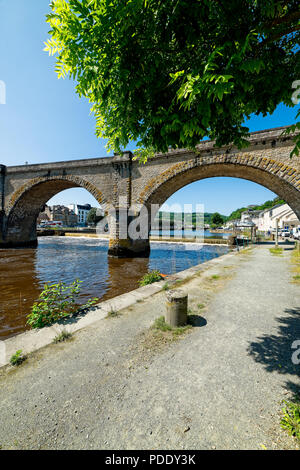 La città mercato di Chaleaulin in occidente la Bretagna è situato a Nantes Brest canal costruito da Napolion durante il British blocade di Brest. L'acqua Foto Stock