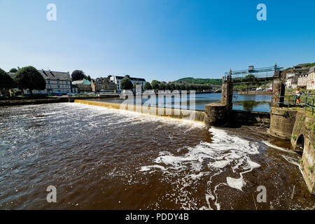 La città mercato di Chaleaulin in occidente la Bretagna è situato a Nantes Brest canal costruito da Napolion durante il British blocade di Brest. L'acqua Foto Stock