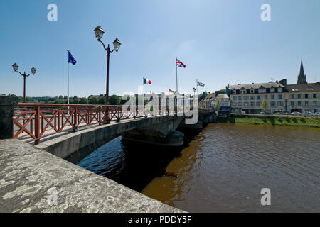 La città mercato di Chaleaulin in occidente la Bretagna è situato a Nantes Brest canal costruito da Napolion durante il British blocade di Brest. L'acqua Foto Stock