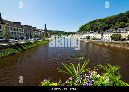 La città mercato di Chaleaulin in occidente la Bretagna è situato a Nantes Brest canal costruito da Napolion durante il British blocade di Brest. L'acqua Foto Stock