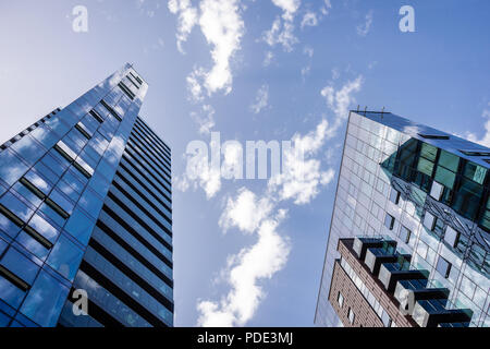 Vista astratta della MoresbyTower - a 24 piani alto luogo edificio residenziale che offre alloggi di lusso a Southampton, Hampshire, Inghilterra, Regno Unito Foto Stock