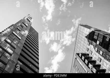 Vista astratta della MoresbyTower - a 24 piani alto luogo edificio residenziale che offre alloggi di lusso a Southampton, Hampshire, Inghilterra, Regno Unito Foto Stock