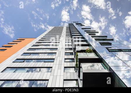 Vista astratta della MoresbyTower - a 24 piani alto luogo edificio residenziale che offre alloggi di lusso a Southampton, Hampshire, Inghilterra, Regno Unito Foto Stock