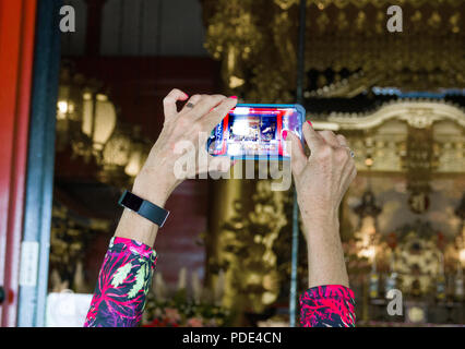 Donna prendendo foto dello smartphone in sacrario scintoista Asakusa Tokyo Giappone Asia Foto Stock