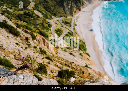 Da sola tenda turistica sulla famosa Spiaggia di Myrtos. Grandi onde di schiuma il rotolamento verso l'alloggiamento. Cefalonia, Grecia Foto Stock