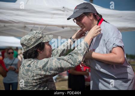 Col. Jeannine Ryder, 81st Medical Group commander, presenta il Brandy Ashe, Area 11 atleta, con una medaglia per il 50 metro eseguire durante le Olimpiadi Speciali Mississippi 2018 Giochi estivi presso il triangolo via a Keesler Air Force Base, Mississippi, 12 maggio 2018. Fondata nel 1968, Special Olympics ospita eventi sportivi di tutto il mondo per le persone di tutte le età con esigenze speciali per includere più di 700 atleti provenienti dal Mississippi. Foto Stock