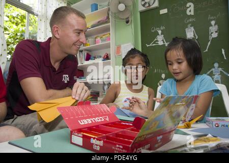 Vice Direttore della strategia di comunicazione e di operazioni, U.S. Marine Il Mag. Clint Gebke, di San Antonio, Texas, assegnato al III Marine forza expeditionary, interagisce con i bambini durante una visita alle dolci mani un centro di cura dei bambini a Quezon City, Filippine. Durante le tre ore di visita, il servizio i membri hanno avuto la possibilità di giocare a giochi, raccontare storie e fare arte con i bambini. Mani delicata è un bambino e il benessere della gioventù agenzia destinata ad essere sulle linee del fronte di soccorso e riabilitazione del medico, sociale, psicologica e delle esigenze di formazione di a rischio i bambini e i giovani, caldeggiando Foto Stock