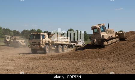 Stati Uniti Soldati dell'Ingegnere 194th brigata, Tennessee Guardia nazionale, orizzontale di eseguire operazioni di costruzione durante la costruzione della fondazione per un armamento di avanzamento e punto di rifornimento durante la risoluta Castello 2018, a Drawsko Pomorskie Area Formazione, Polonia, 14 maggio 2018. La risoluta Castello è una multinazionale di esercitazione per la NATO e gli Stati Uniti Gli ingegneri dell'esercito, che supporta Atlantic risolvere promuovendo l'interoperabilità. Atlantic risolvere è la dimostrazione di un impegno degli Stati Uniti per la sicurezza collettiva dell'Europa attraverso la distribuzione di rotazione le forze degli Stati Uniti in cooperazione wi Foto Stock